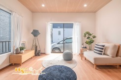 広々としたリビングはあたたかな日差しの降り注ぐ居心地の良い住空間に仕上がりました。いこいの場に相応しくご家族との会話も自然とはずむ仕様です。※家具調度品は見本となります。

