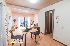 やわらかな木目が印象的なフローリング張りは窓からあたたかな日差しが照らすリビングをナチュラルで落ち着きのある雰囲気に演出します。　※家具調度品は見本となります。


