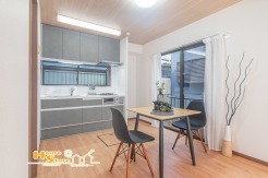 キッチンと向い合せのダイニングスペースは、食器類を運ぶ負担が少なく済み、ご家族みんなが家事に参加しやすいのが魅力的です。　※家具調度品は見本となります。
