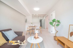 朝のはじまりも、夜のくつろぎも、ふとした瞬間まで心地よさが寄り添います。住む人それぞれの時間が、静かに、そして豊かに流れていく空間です。　※家具調度品は見本となります。
