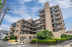 東武伊勢崎線『北越谷』駅徒歩６分の駅近マンション！ペット飼育可能、南東向きで日当たり良好です。