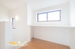 階段を上がった先には、カウンター付きのゆとりあるホールスペースが広がります。ご家族で使えるワークスペースや趣味の場としても活用でき、日々の暮らしにゆとりと彩りを添える便利な空間です。