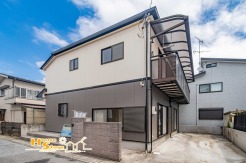 新規リフォーム済みの再生住宅です！３LDK＋２Sのゆとりある間取りに加え、システムキッチンや浴室暖房など、暮らしに便利な設備を備えており、理想の生活が実現できます。