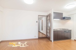 やわらかな木目が印象的なフローリング張りは窓からあたたかな日差しが照らすリビングをナチュラルで落ち着きのある雰囲気となっております。