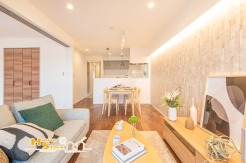 リビングはあたたかな陽光が降り注ぐ居心地の良い空間。お住まいで過ごす時間をやさしい光が包み込み、心安らぐひとときをお過ごしいただけます。※家具調度品は見本となります。
