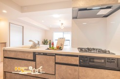 使い勝手が良く、お手入れも簡単なシステムキッチン。日々の家事を快適にサポートします。