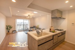 開放感のあるフラット対面キッチン。ペンダントライトがやわらかな雰囲気を演出します。リビングとつながるスムーズな動線も魅力です。