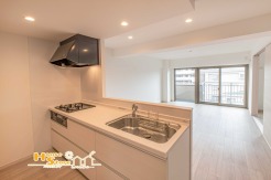 ダイニングと向き合う対面式キッチンは、家事動線を効率化し、配膳や片付けを快適に。日常のひとときも心地よく過ごせる空間です。
