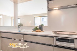 リビングを見渡せる対面式キッチンは、家事動線を効率化し、配膳や片付けを快適に。コミュニケーションを大切にしながら、日常のひとときも心地よく過ごせる空間です。
