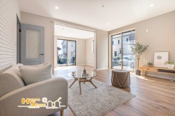 温かみのある木目を取り入れたブルックリンスタイルのデザインが、日常にさりげない彩りを添えます。レンガ調の壁やウッド調ドアが醸し出す落ち着いたトーンが空間全体に調和し、都会的な洗練さと心安らぐくつろぎを心地よく両立させています。