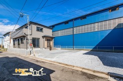 駐車４台可能なカースペース付き。お車だけでなくガーデニングやDIYなど、様々な用途に使用することができます。