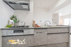 食器洗浄機を備えたキッチンは、毎日の洗い物も快適にこなせる嬉しい設備。収納力にも優れており、調理器具や食器を整理しながら広く使える心地よい空間です。