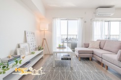 7階高層階ならではの開放感と、心地よい風・やわらかな陽光に恵まれたリビング。日々の暮らしの中心となる空間を、より快適に演出してくれます。
※家具調度品は見本となります。
