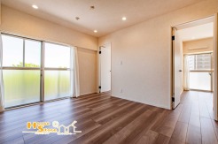 住まいの中心に位置するリビングは、各居室への動線がスムーズで使い勝手の良い空間。窓からバルコニーへ出入り可能で、角部屋ならではの開放感と通風に優れています。