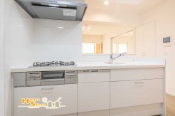 お手入れのしやすいシステムキッチンで、日々の調理も快適に行えます。リビングへの動線も良く、配膳や移動もスムーズに行える使い勝手の良い設計です。