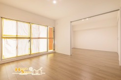 南西からのやわらかな陽光が心地よく差し込むリビング。採光に恵まれた日当たりの良い住まいで、快適な暮らしをお楽しみいただけます。