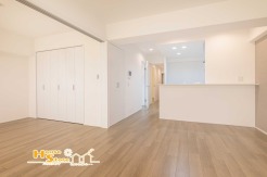 カウンターキッチンを採用し、空間に広がりと一体感を感じられる設計です。新規リフォームにより、上質で落ち着きのある住空間へと生まれ変わっています。