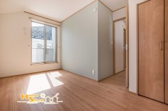 柔らかな陽光が差し込む明るい洋室。日中は自然光に包まれた心地よい空間で、寝室や書斎などプライベート空間として快適にお使いいただけます。