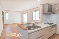 南東向きの窓から豊かな陽光が差し込む、明るく心地よいリビング。ご家族が集まる時間をあたたかな光がやさしく包み込みます。