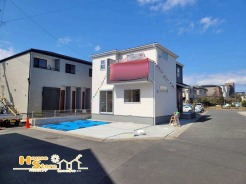 開放的な角地に面した日当たり良好な住まい。並列2台分の広々としたカースペースは、ゆとりある設計で駐車もスムーズです。