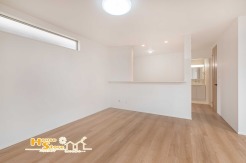 約18帖のゆとりあるリビングは、家具の配置にも自由度があり、ご家族それぞれのくつろぎ時間をゆったりと楽しめる開放的な空間です。