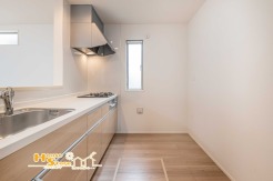 背面スペースにゆとりを持たせたキッチンは、調理中の移動や作業がしやすく、毎日の家事を快適に支えてくれる設計です。