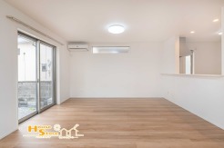 南向きの窓からたっぷりと陽光が差し込むリビングは、室内全体を明るく優しい雰囲気で包み込み日々の暮らしに心地よい温もりをもたらしてくれる空間です。