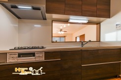 ダイニングと向き合う対面式キッチンは、家事動線を効率化し、配膳や片付けを快適に。日常のひとときも心地よく過ごせる空間です。
