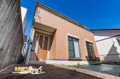 交通量の少ない閑静な住宅街に位置するため、静かで快適な暮らしを実現できます。商業施設や教育施設も徒歩圏内で、日常の利便性も高い環境です。

