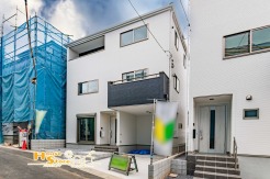 小中学校が徒歩10分圏内の子育て世帯にも安心の立地。南道路に面し陽当たりも良好です。カースペースも備え、お車での移動もしやすく落ち着いた住環境です。