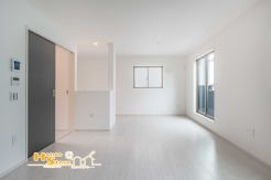 南向きで暖かな日差しが差し込む明るいリビング。3面に窓があり、さまざまな方向から自然光を取り込めます。風通しも良く、気持ちよく過ごせる空間です。