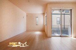 南向きの窓からあたたかな陽光が差し込み、心ほぐれる心地よさが広がるリビング。日々の暮らしをやさしく彩る、憩いにふさわしい空間です。

