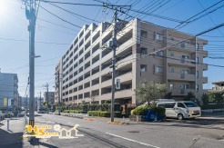 JR京浜東北線『南浦和』駅まで徒歩16分の閑静な住宅地。徒歩圏内にはスーパーやドラッグストアなどの商業施設が充実しており、日々のお買い物や外食にも便利な住環境です。