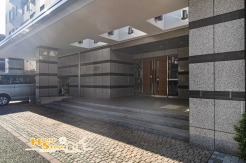 落ち着いた雰囲気のエントランスは、毎日の“行ってきます”と“おかえりなさい”を優しく見守る安心の空間です。