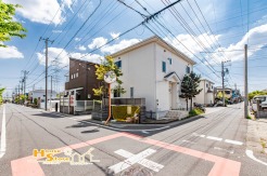 開放的な角地に面した好立地。川柳小学校まで徒歩３分、青柳中学校まで徒歩７分で子育て環境良好です。