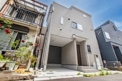 「東浦和」駅徒歩18分、買物施設や小学校・公園が身近に揃う閑静な住宅街の住まい。築後未入居のため室内もきれいで、新築同様の快適さで新生活を始められます。