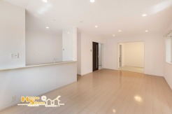 約18帖のLDKは、ご家族でゆったりと過ごせる程よい広さ。奥の和室を開放すれば、さらに奥行きと開放感が広がる空間としてお使いいただけます。