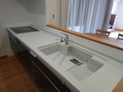 システムキッチンは、統一感と清潔感あふれるデザイン。充実した設備と広いワークトップで快適な調理をサポート。