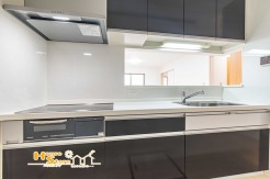 お手入れのしやすいシステムキッチンを採用。床下収納も備えた使い勝手の良い空間です。カウンターキッチン仕様で、リビングとの動線にも優れています。