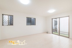 南からの採光が差し込む、明るく心地よいリビング。二方向から光と風を取り込むことで、より開放的で通風良好な空間となっており、のんびりとお過ごしいただけます。