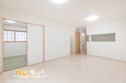 カウンターキッチンやリビングイン階段を採用し、ご家族とのコミュニケーションが取りやすい間取り。自然と会話が生まれる、暮らしの中心となるリビングです。