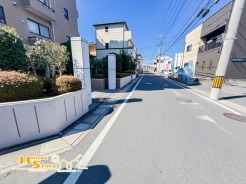 周辺は交通量の少ない住宅街なので小さなお子様のいるご家庭でも安心です。商業施設や教育施設も徒歩圏内で生活利便性良好♪
