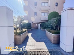 緑の手入れが行き届いた清潔なエントランスは、安心して暮らせる丁寧な管理体制がうかがえる空間です。