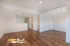 約15帖の広々としたリビング空間は、日々のおうち時間を明るく彩る快適な住空間。ソファや机などの家具を配置しても圧迫感を感じにくく、ゆったりとくつろげる開放感のある空間となっています。
