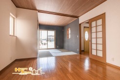 和室が隣接するリビングは、暮らしの変化に合わせて自由に使えるのが魅力。ご家族の団らんのスペースとしてはもちろん、家事の合間に一息つける場としても活躍します。