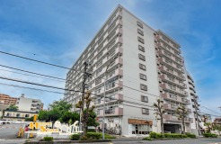東武伊勢崎線「獨協大学前」駅徒歩6分、通勤・通学にも便利な暮らしやすい立地。スーパーやコンビニも徒歩10分圏内に揃い、毎日のお買い物にも便利な住環境です。新規リノベーション済みで、気持ちよく新生活を始められるマンションです。