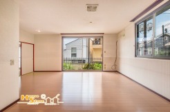 二面採光を採用したリビングは、二方向からやわらかな陽光が差し込む明るく心地よい空間。風通しにも恵まれ、毎日の時間を快適にお過ごしいただけます。