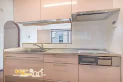 豊富な収納を備えたシステムキッチンは、調理器具や食器類もすっきり整理しやすく、快適にお料理を楽しめる空間。IHコンロを採用しているため、お手入れもしやすく、火を使わない安心感も魅力です。