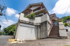 陽当たり・風通し良好な南西角地に佇む一戸建て。スーパーやコンビニも徒歩5分圏内に揃い、毎日の暮らしにも便利な住環境です。落ち着いた雰囲気の閑静な住宅街で、心地よい新生活を始められます。