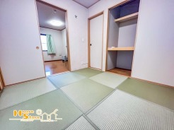 リビングに隣接する和室は、畳ならではの心地よさが魅力。夏は涼しく、冬は暖かく過ごせ、ちょっとした休憩やお昼寝にも最適です。
